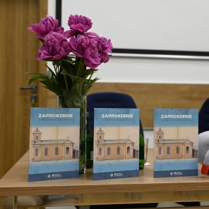 1. Zaproszenia na konferencję naukową z okazji Międzynarodowego Dnia Archiwów pn. „Aż do dziś… 200 lat Parafii Ewangelicko-Augsburskiej w Radomiu”. Fot. APR